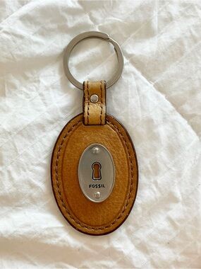 Fossil Tan brown Leather Oval with Silver Keyhole Plate keychain key ring